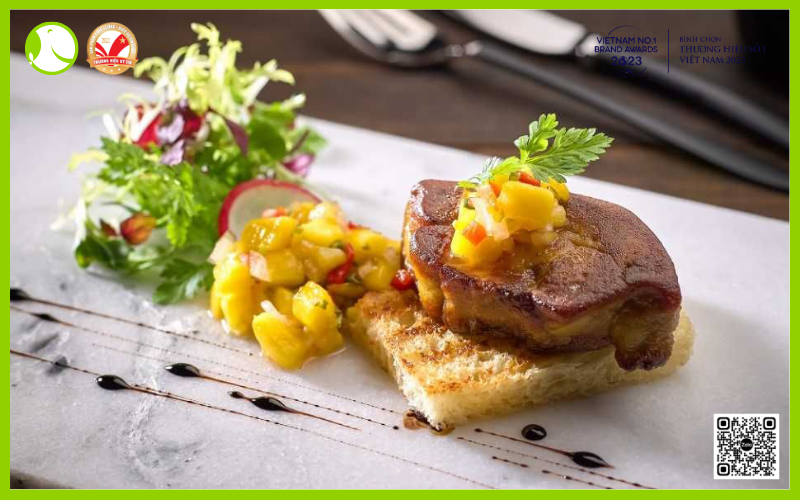 gan ngỗng áp chảo ăn kèm bánh mì
